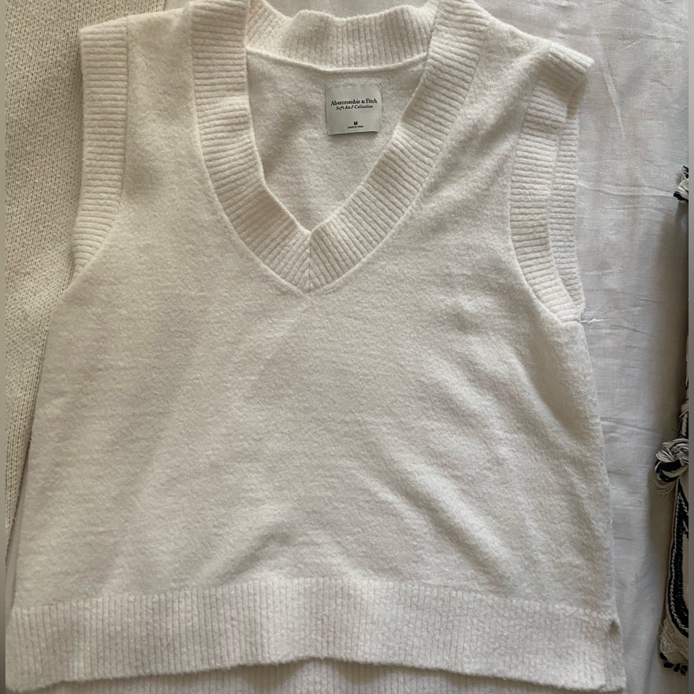 Abercrombie & Fitch sweater vest. Boxy fit. Size medium.